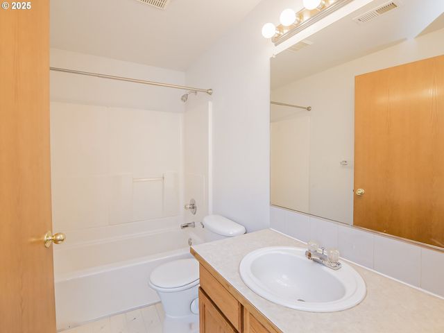 15648 Ne MILTON Pl, Portland, OR 97230
