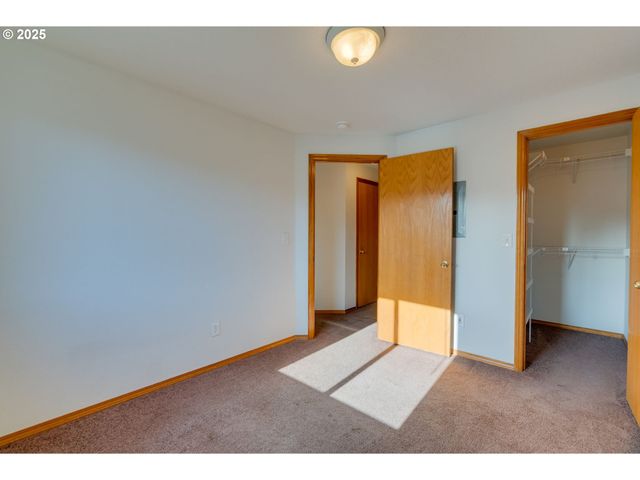 15648 Ne MILTON Pl, Portland, OR 97230