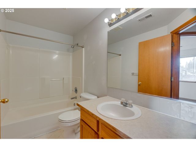 15648 Ne MILTON Pl, Portland, OR 97230