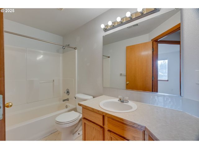 15648 Ne MILTON Pl, Portland, OR 97230