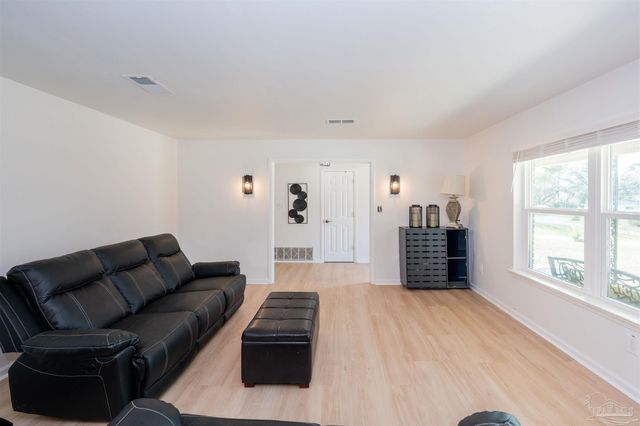 4 Barrington Ct, Pensacola, FL 32506