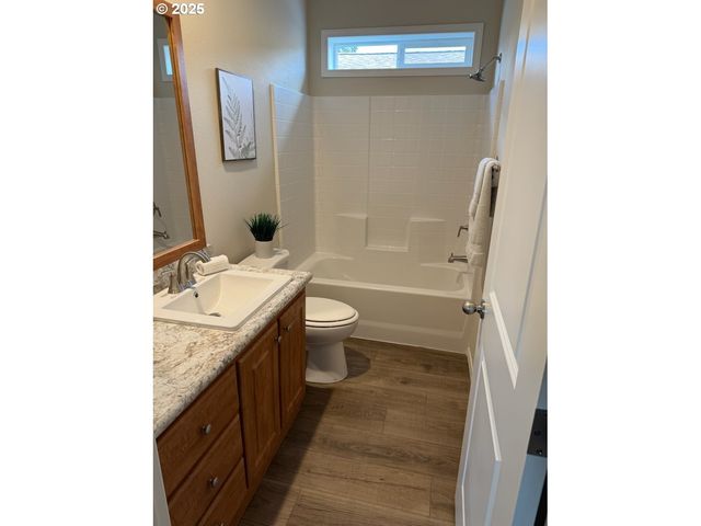 2544 Rosebay St, Eugene, OR 97402