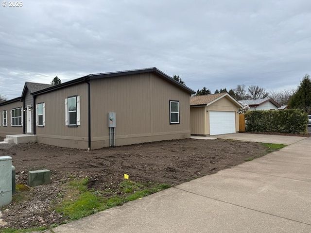 2544 Rosebay St, Eugene, OR 97402