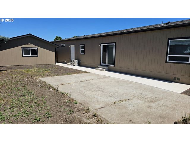 2544 Rosebay St, Eugene, OR 97402