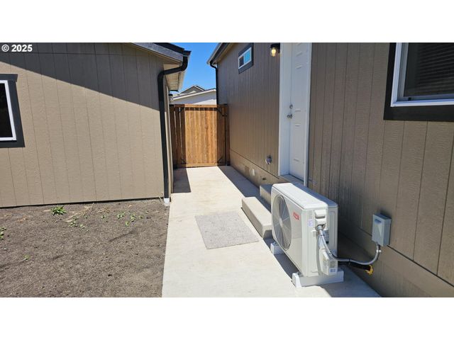 2544 Rosebay St, Eugene, OR 97402