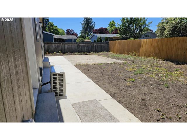 2544 Rosebay St, Eugene, OR 97402