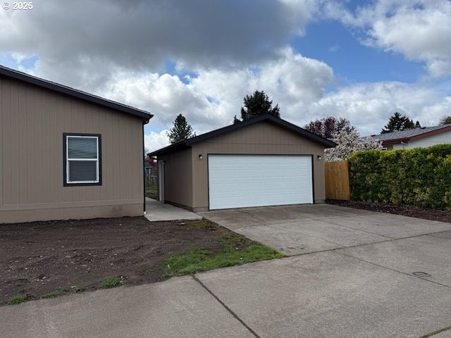 2544 Rosebay St, Eugene, OR 97402