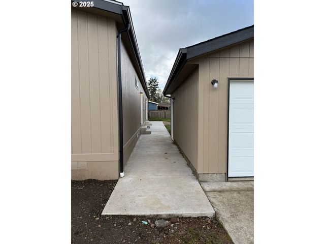 2544 Rosebay St, Eugene, OR 97402