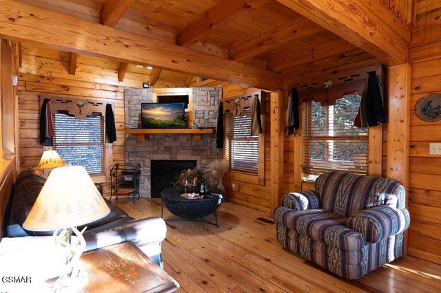 644 Gatlinburg Falls Way, Gatlinburg, TN 37738