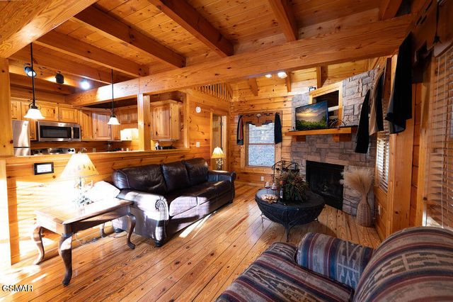 644 Gatlinburg Falls Way, Gatlinburg, TN 37738