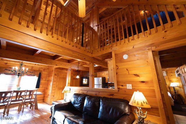 644 Gatlinburg Falls Way, Gatlinburg, TN 37738