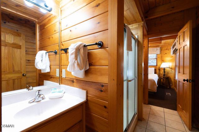 644 Gatlinburg Falls Way, Gatlinburg, TN 37738