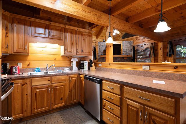 644 Gatlinburg Falls Way, Gatlinburg, TN 37738