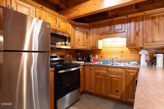 644 Gatlinburg Falls Way, Gatlinburg, TN 37738