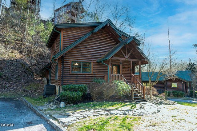 644 Gatlinburg Falls Way, Gatlinburg, TN 37738