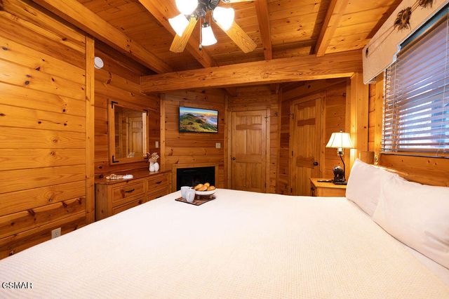 644 Gatlinburg Falls Way, Gatlinburg, TN 37738