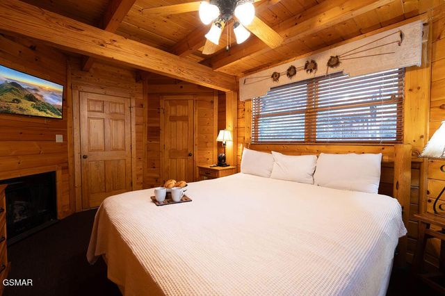 644 Gatlinburg Falls Way, Gatlinburg, TN 37738