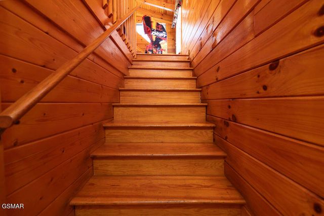 644 Gatlinburg Falls Way, Gatlinburg, TN 37738