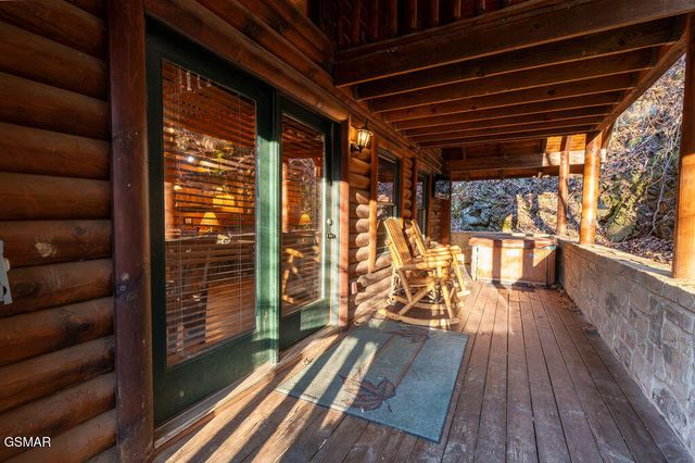 644 Gatlinburg Falls Way, Gatlinburg, TN 37738