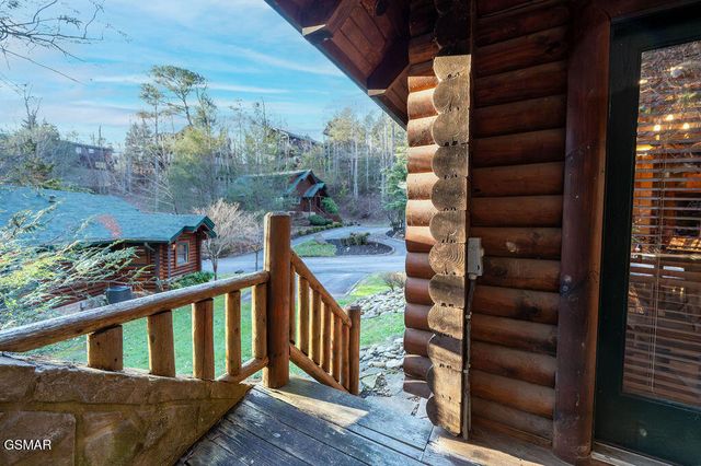 644 Gatlinburg Falls Way, Gatlinburg, TN 37738