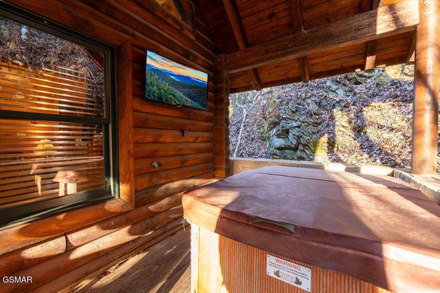 644 Gatlinburg Falls Way, Gatlinburg, TN 37738