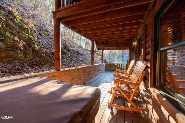 644 Gatlinburg Falls Way, Gatlinburg, TN 37738