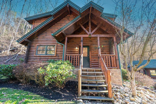 644 Gatlinburg Falls Way, Gatlinburg, TN 37738