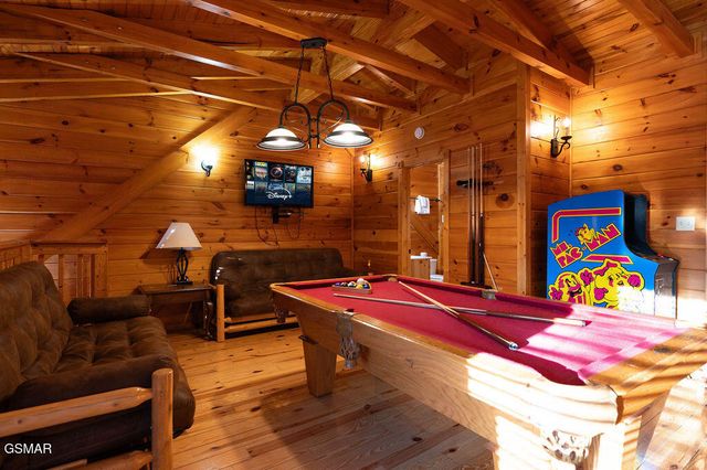 644 Gatlinburg Falls Way, Gatlinburg, TN 37738