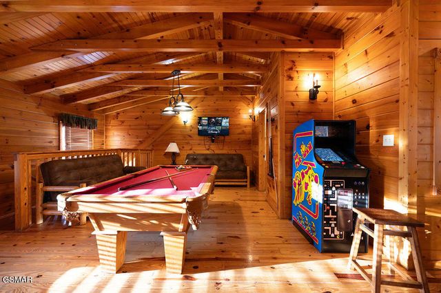 644 Gatlinburg Falls Way, Gatlinburg, TN 37738