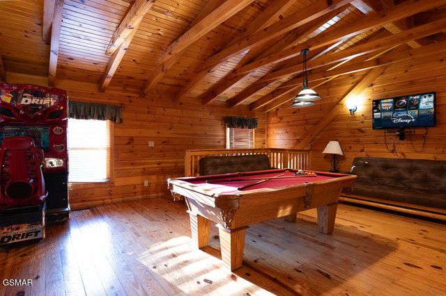 644 Gatlinburg Falls Way, Gatlinburg, TN 37738