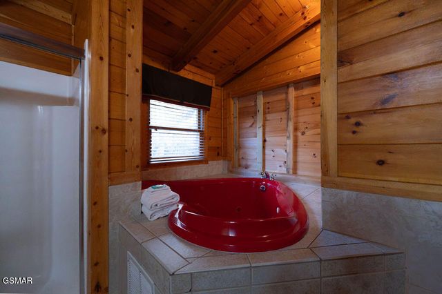 644 Gatlinburg Falls Way, Gatlinburg, TN 37738