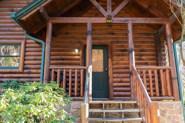644 Gatlinburg Falls Way, Gatlinburg, TN 37738