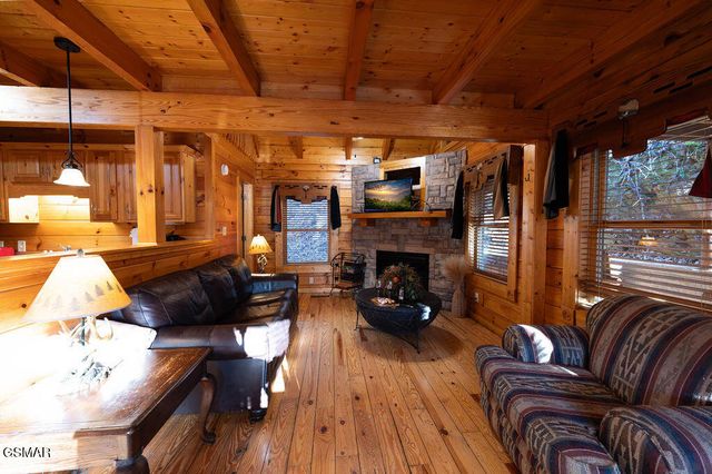 644 Gatlinburg Falls Way, Gatlinburg, TN 37738