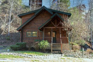 644 Gatlinburg Falls Way, Gatlinburg, TN 37738