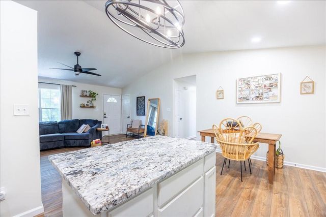 860 Anchor Drive, Lenoir City, TN 37771
