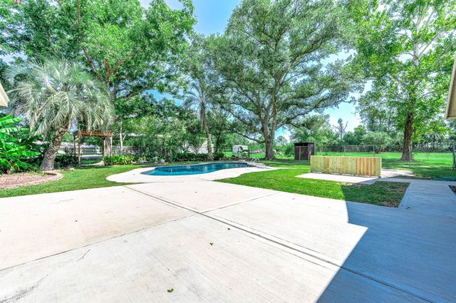 13725 W 6th Street, Santa Fe, TX 77517