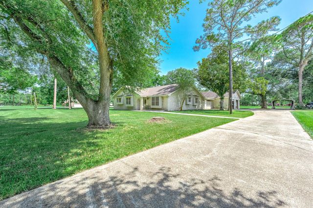 13725 W 6th Street, Santa Fe, TX 77517