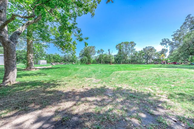 13725 W 6th Street, Santa Fe, TX 77517