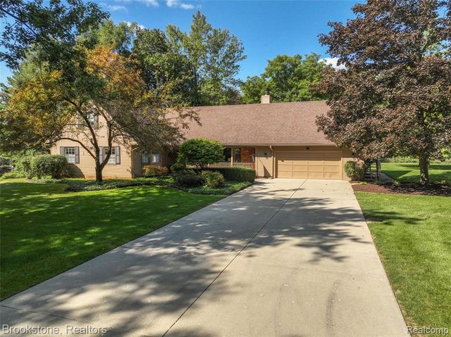 2734 Lenox, Troy, MI 48098