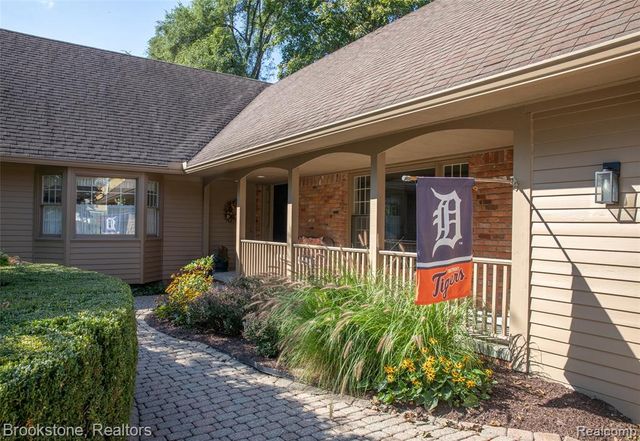 2734 Lenox, Troy, MI 48098