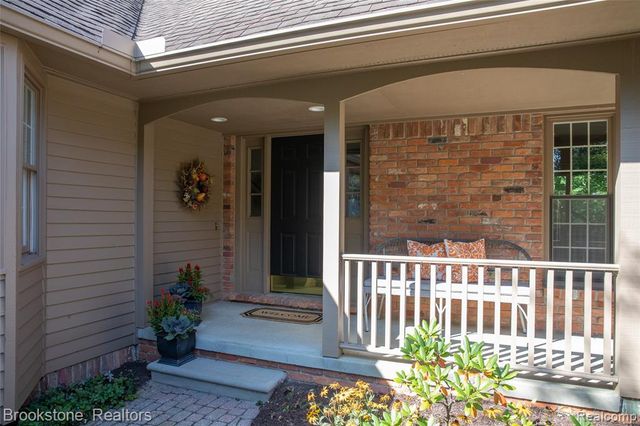 2734 Lenox, Troy, MI 48098