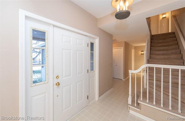 2734 Lenox, Troy, MI 48098