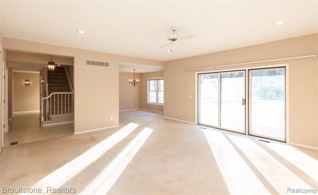 2734 Lenox, Troy, MI 48098