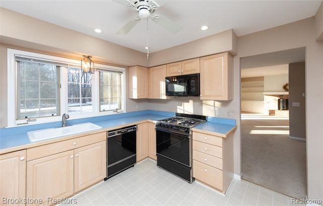 2734 Lenox, Troy, MI 48098