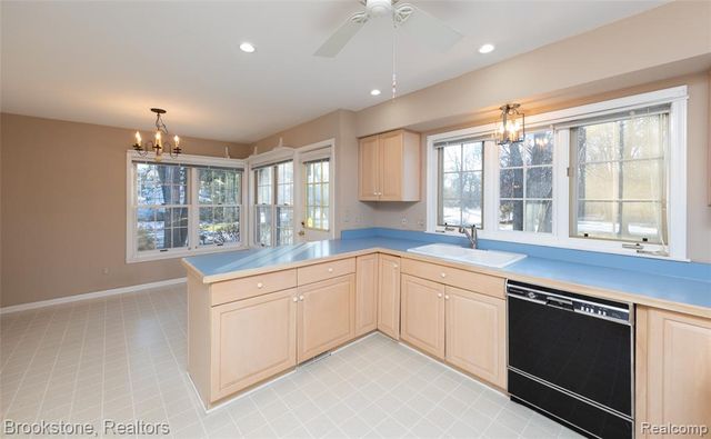 2734 Lenox, Troy, MI 48098