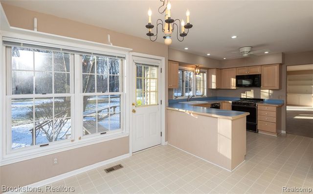 2734 Lenox, Troy, MI 48098