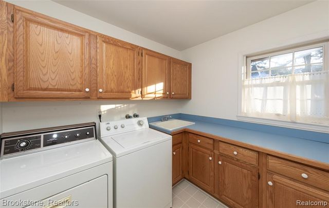 2734 Lenox, Troy, MI 48098