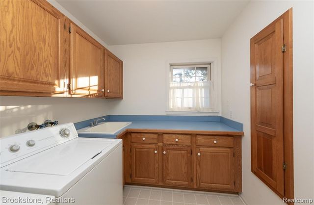 2734 Lenox, Troy, MI 48098