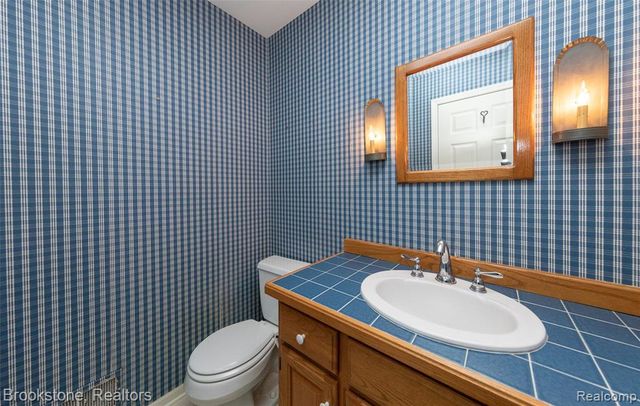 2734 Lenox, Troy, MI 48098