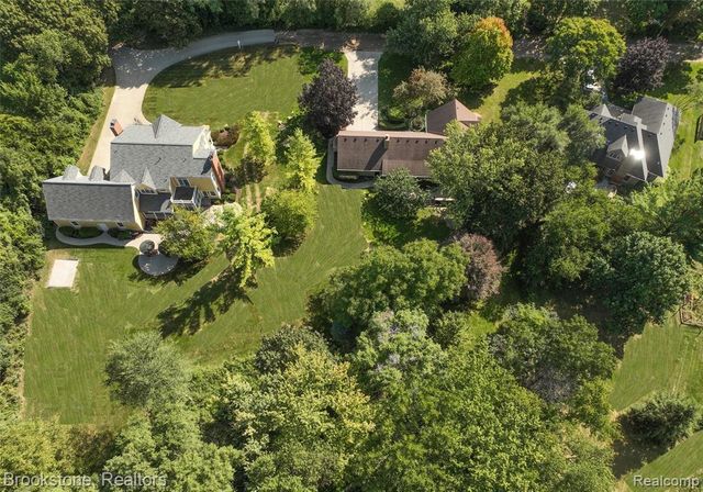 2734 Lenox, Troy, MI 48098